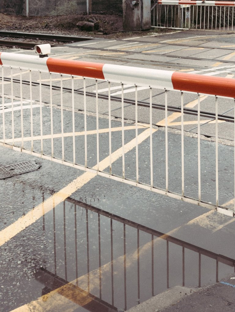 Level crossing barrier 