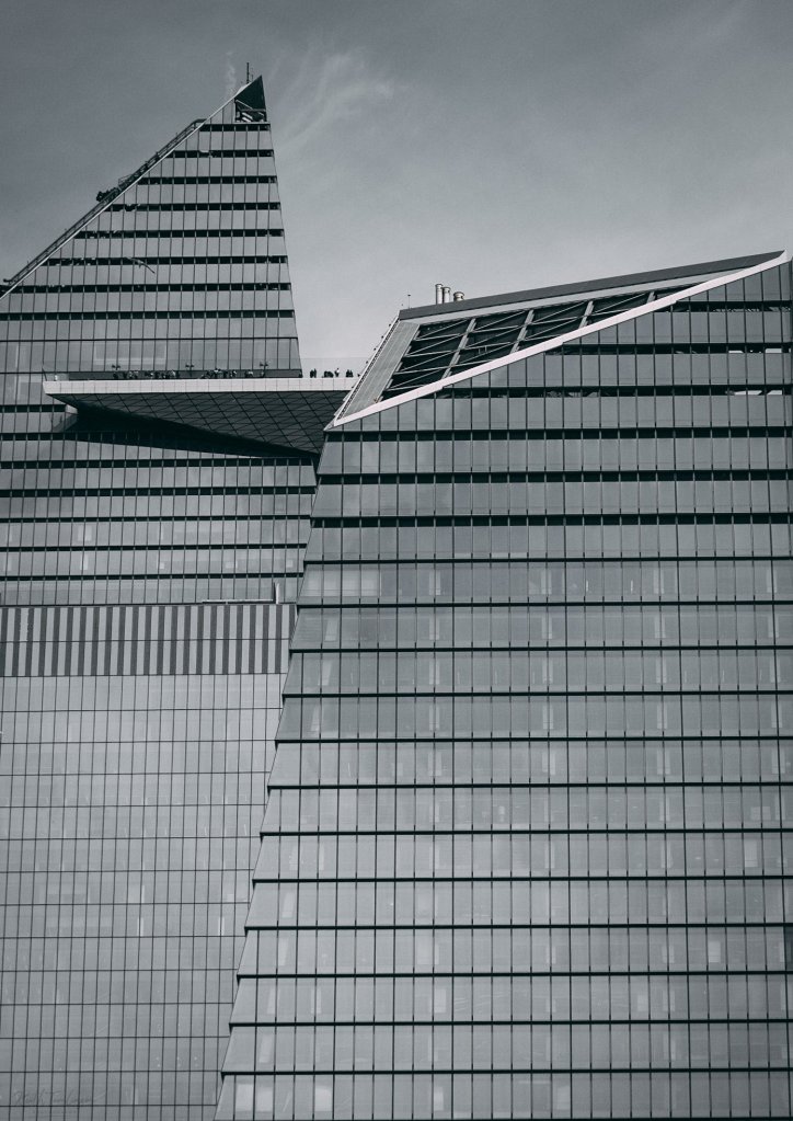 Looking up at the viewing platform on the Edge in New York 